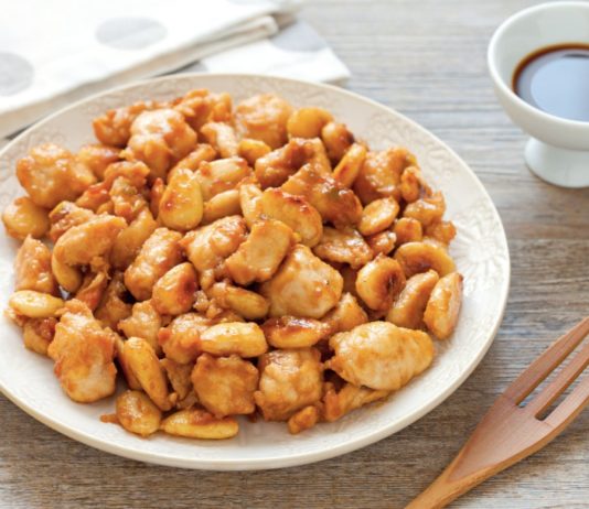 Pollo alle mandorle, il piatto piú ordinato nei ristoranti cinesi.