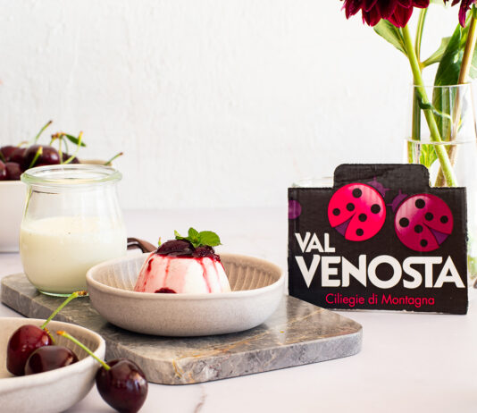 Panna cotta al cocco con ciliegie speziate