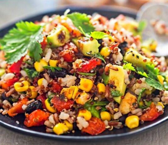Insalata di quinoa con verdure e avocado