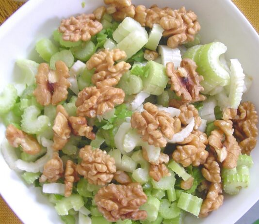 Insalata di sedano, mela verde e noci
