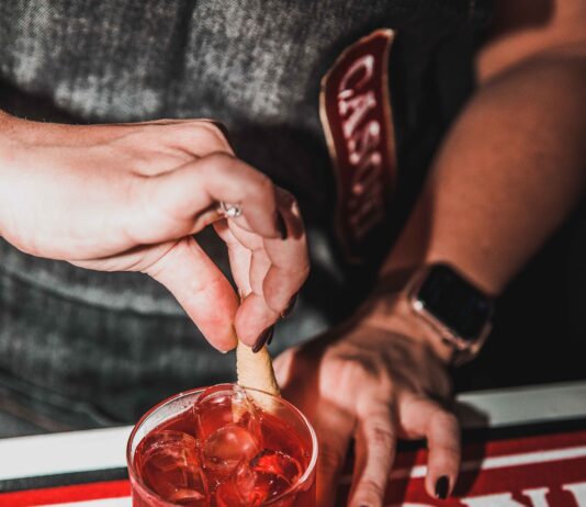 Negroni Casoni, l’iconico cocktail rosso rubino