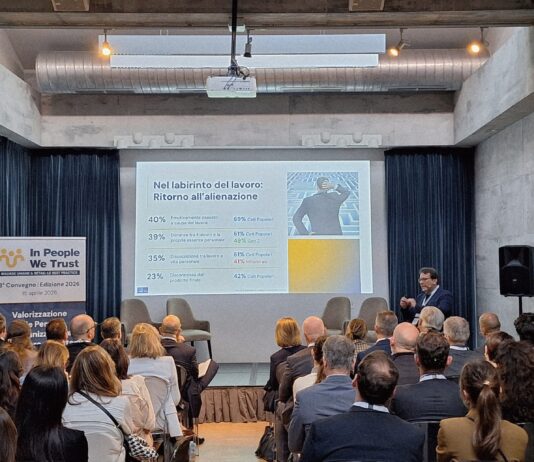 In People We Trust, Retail sotto pressione: lavoratori esperti ma sempre più stressati da carichi di lavoro e preoccupati da AI e tecnologia