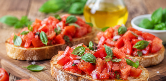 Bruschetta fresca estiva con pomodorini, basilico e mozzarella