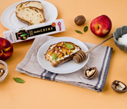 Bruschette con ricotta, pesche grigliate e DADOCREMA