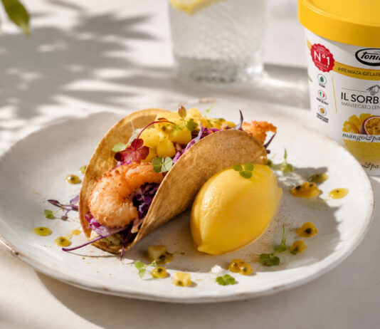 Il sorbetto incontra i sapori del Messico: il taco di gamberi croccanti al mango & passion è la ricetta tropicale dell’estate 2026
