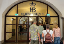 A cena all’Hofbräuhaus di Monaco, dove la birra incontra la tradizione