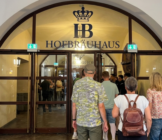 A cena all’Hofbräuhaus di Monaco, dove la birra incontra la tradizione