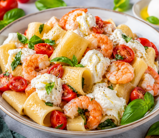 Paccheri freddi con gamberi, pomodorini e burrata: la ricetta perfetta per Ferragosto
